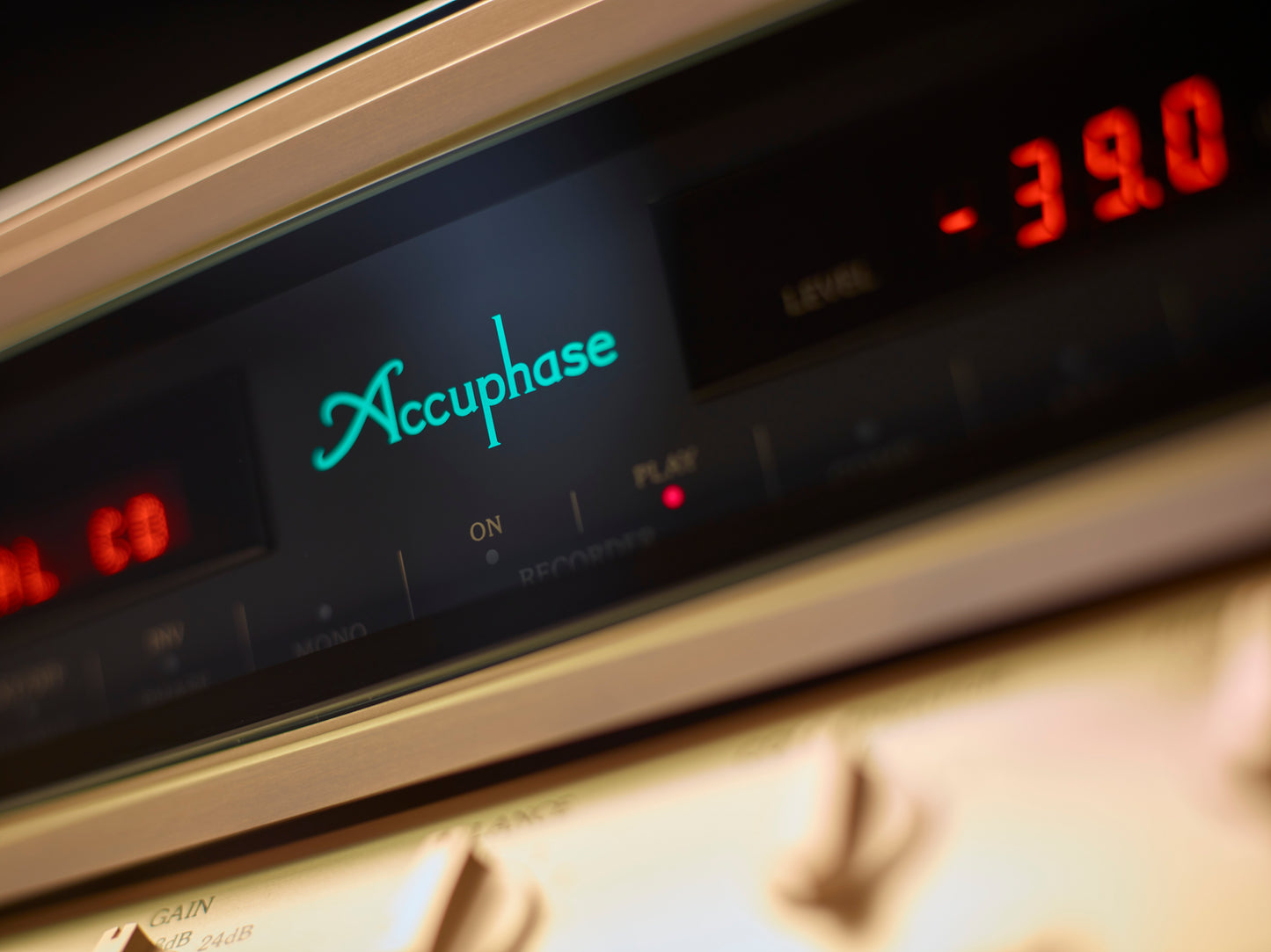 ACCUPHASE C-3900